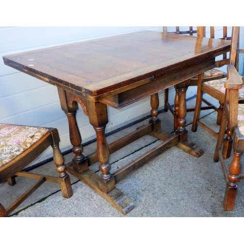 721 - An oak draw leaf table & five chairs (6)