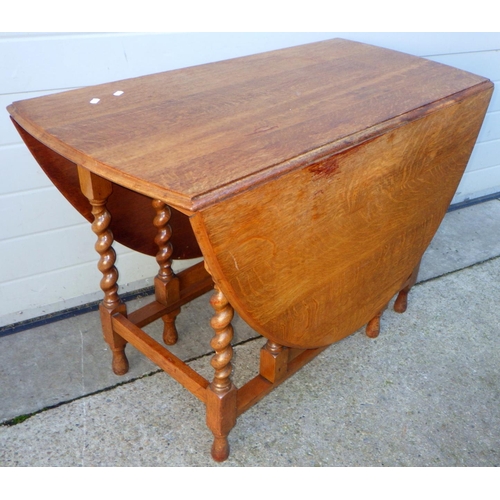 722 - A barleytwist oak gateleg table, 107cm across