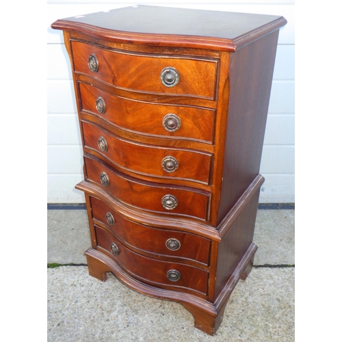 730 - A small reproduction mahogany chest of drawers, 77cm tall, 46cm wide