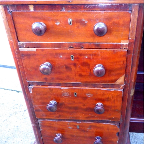 732 - A Victorian mahogany pedestal dressing table base (a/f), 124cm wide