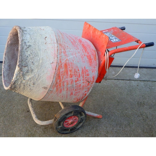 736 - An electric cement mixer