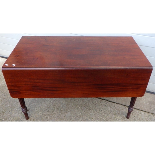 753 - A 19th cen mahogany drop leaf table on reeded legs, 122cm long