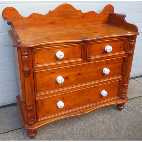 754 - A pine chest of drawers with gallery back, 109cm wide