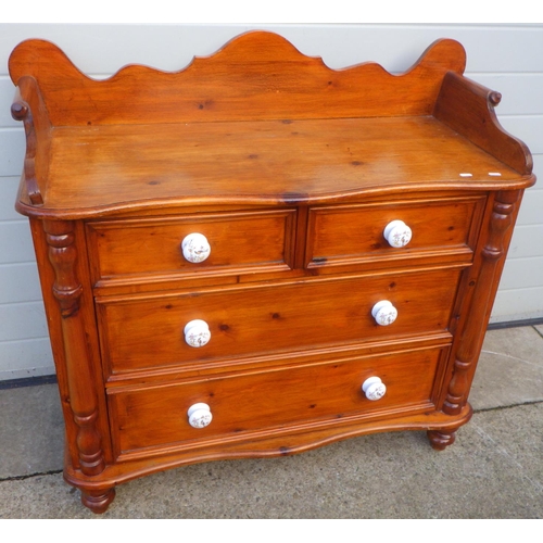 754 - A pine chest of drawers with gallery back, 109cm wide