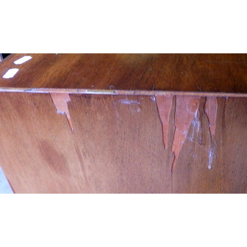 755 - A mahogany chest of drawers, veneer damage, 91cm wide