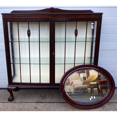 765 - A mahogany China cabinet together with an oval mirror, frame cracked (2)