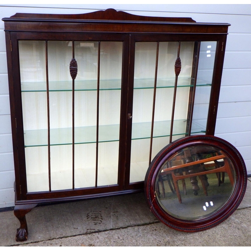 765 - A mahogany China cabinet together with an oval mirror, frame cracked (2)