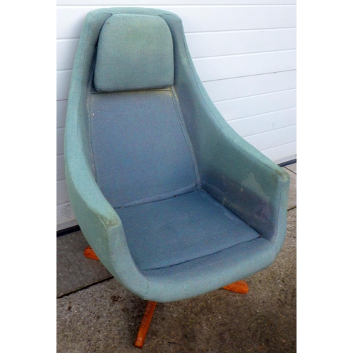 778 - A 1970s egg style swivel chair frame, AF stains