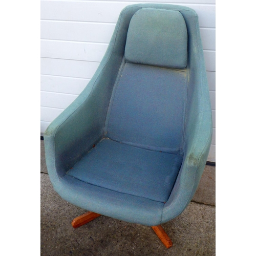 778 - A 1970s egg style swivel chair frame, AF stains