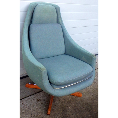 778 - A 1970s egg style swivel chair frame, AF stains