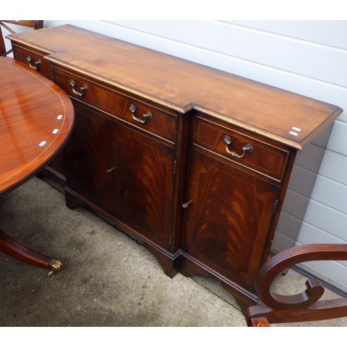 810 - A reproduction mahogany single pedestal dining table with sideboard, marked and seven chair frames (... 