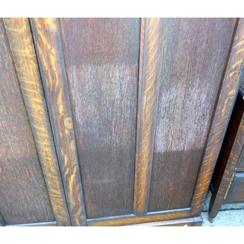 823 - A 1930's oak three piece bedroom suite, incl wardrobe, marked 122cm wide, chest and dressing chest