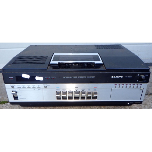 824 - A Sanyo VTC 9300 Betacord video recorder, sold as seen