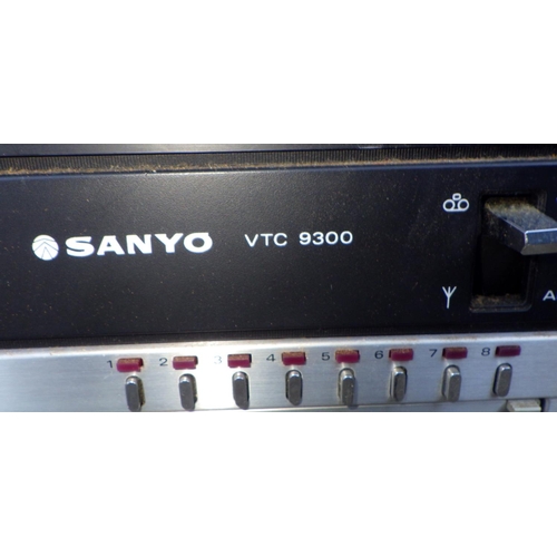 824 - A Sanyo VTC 9300 Betacord video recorder, sold as seen