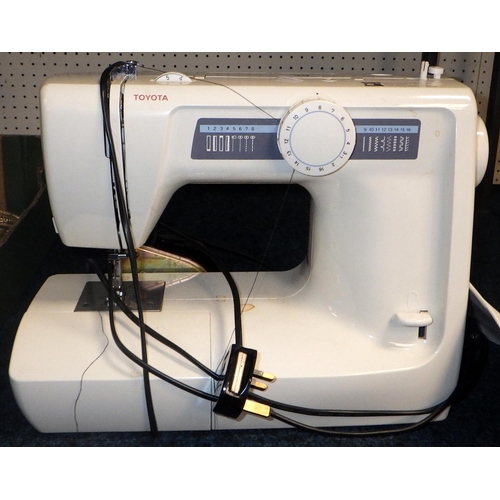 39 - SA Toyota RS2000 sewing machine