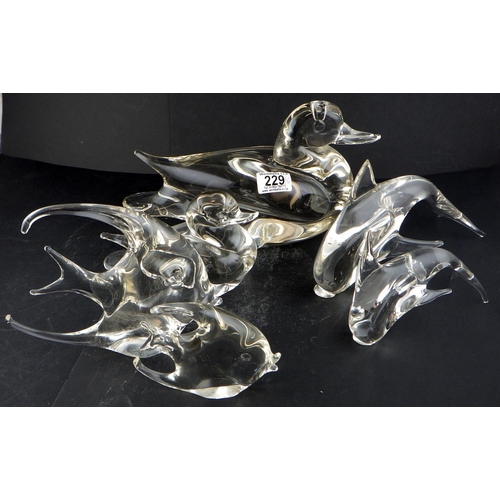 229 - A large lead crystal duck together with a smaller duck, a pair of dolphins and a pair of fish (6)