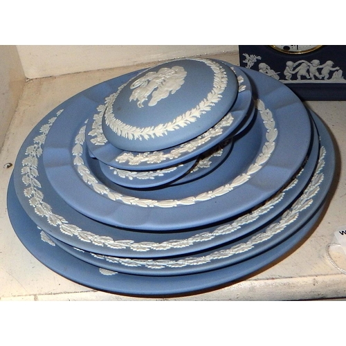 239 - A group of 7 pieces of blue Wedgwood Jasperware to inc a clock together with a Henley jardiniere AF ... 