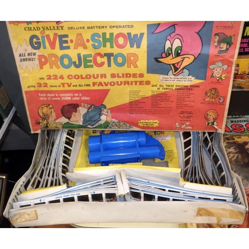 278 - A group of vintage games & toys