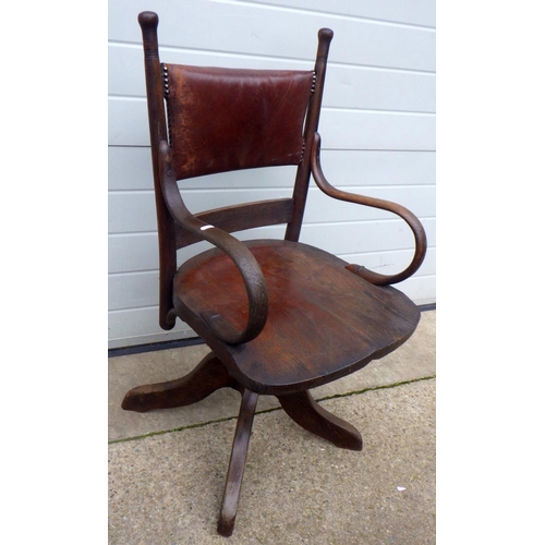 628 - An Edwardian oak swivel chair, in the manner of William Birch