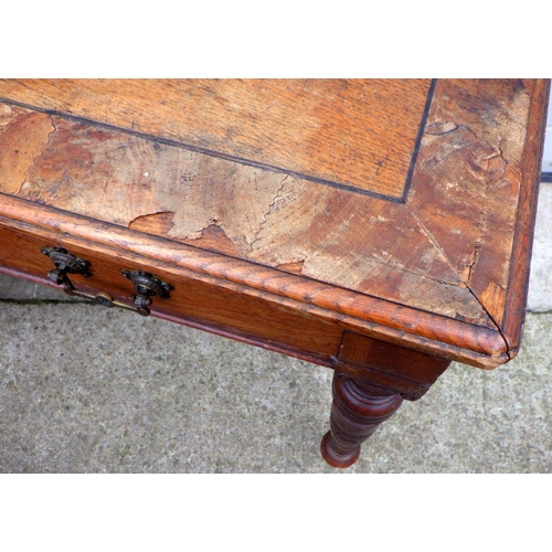 662 - A drop leaf oak desk, drawer front off, Victorian centre table and a chest of drawers (a/f) (3)