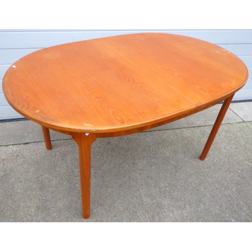 666 - A teak dining table, runners loose, 153cm long closed