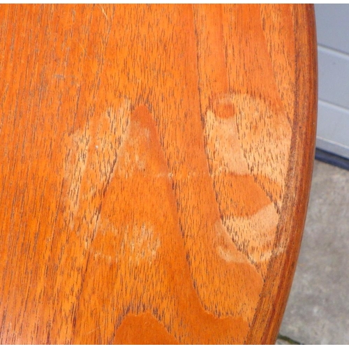 666 - A teak dining table, runners loose, 153cm long closed