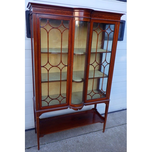 681 - An Edwardian mahogany & inlaid display cabinet with bowed central glass panel, 111cm wide, 176cm tal... 