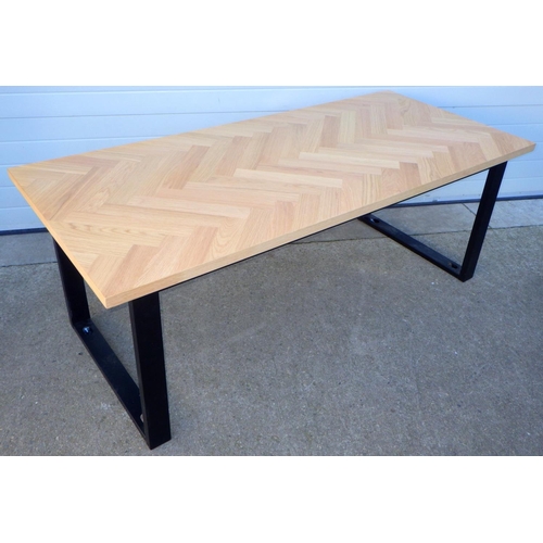 682 - A modern dining table, 200cm long, 90cm across