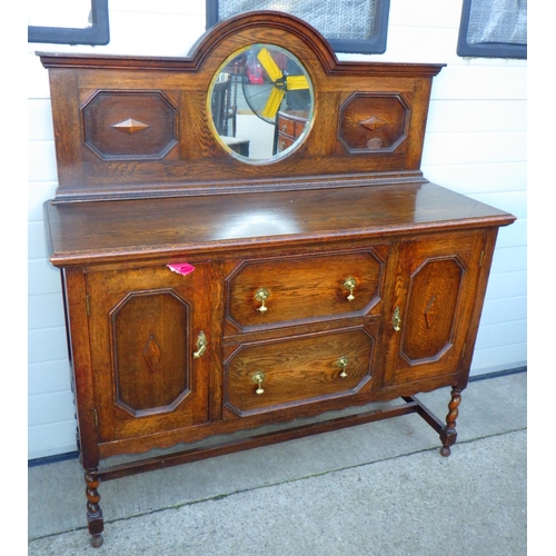 691 - A 1930's barleytwist oak mirror back sideboard, 134cm wide