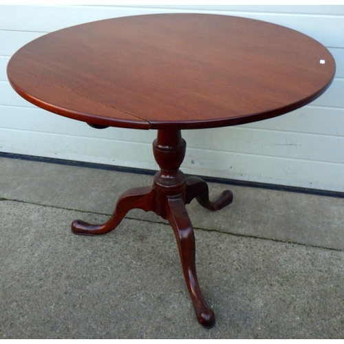 702 - A mahogany tripod table (a/f) 93cm across