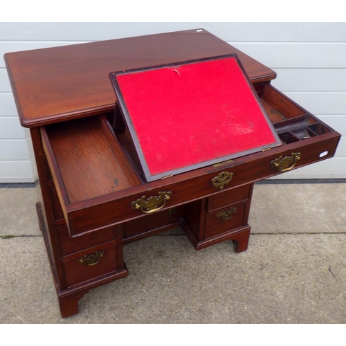 716 - A Geo III style mahogany kneehole desk with fitted top drawer, 81cm wide