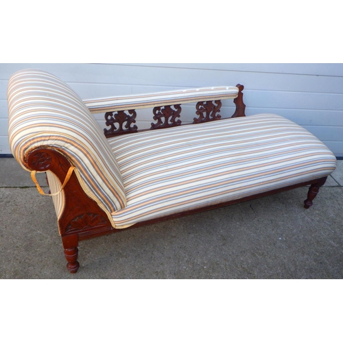 718 - An Edwardian walnut chaise longue on turned legs