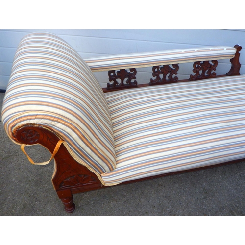 718 - An Edwardian walnut chaise longue on turned legs