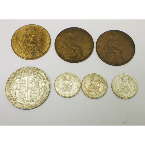 324 - Coins: an Edward VII half crown 1907; three Edward VII pennies, all 1905; three George V sixpences, ... 