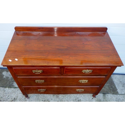 779 - An Edwardian walnut chest of drawers, 107cm wide