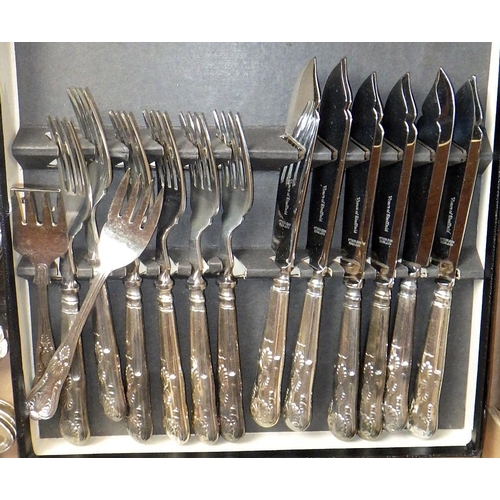 86 - A large qty of Kins pattern silver plated cutlery