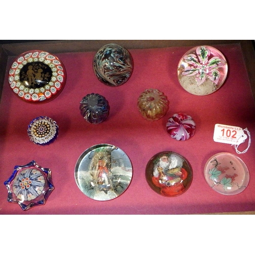 102 - A qty of misc paperweights b/ to inc Strathearn, Millefiori etc