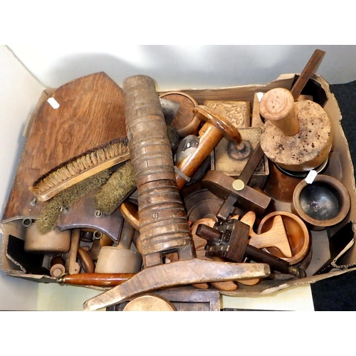 115 - A qty of misc wooden wares to inc shoe shine box (qty)