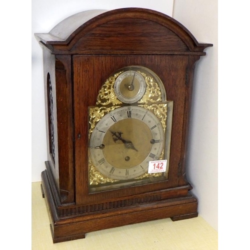 142 - An Edwardian oak case Westminster chime bracket clock