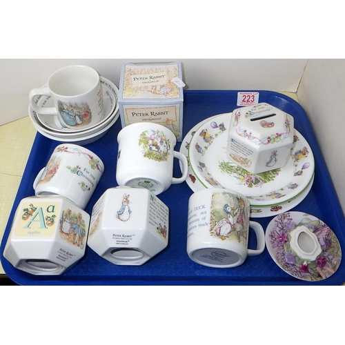 223 - A group of Peter Rabbit collectables to inc Wedgwood etc