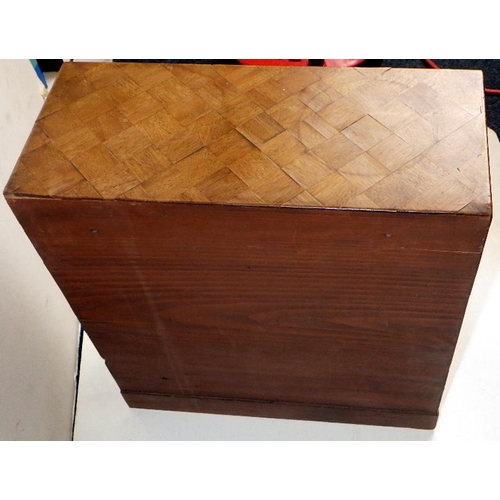 248 - An inlaid table top chest of drawers / jewellery box