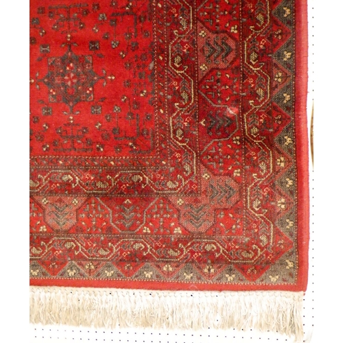 50 - A modern red Kashan style rug 140 x 200cm