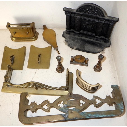 253 - A qty of miniature / dolls house brass fireplace accessories