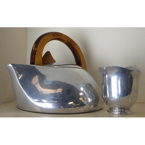 256 - A Piquot ware stove kettle together with a matching milk jug (2)