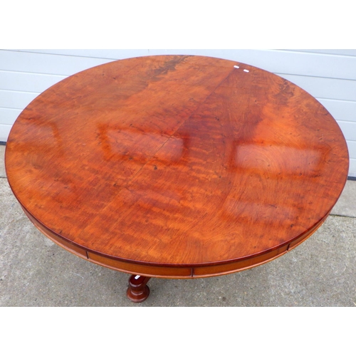 783 - A Victorian mahogany breakfast table, 129cm across