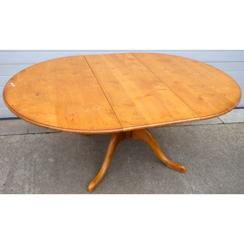 784 - A Batheaston oak extending single pedestal dining table, 137cm long, closed, with one leaf