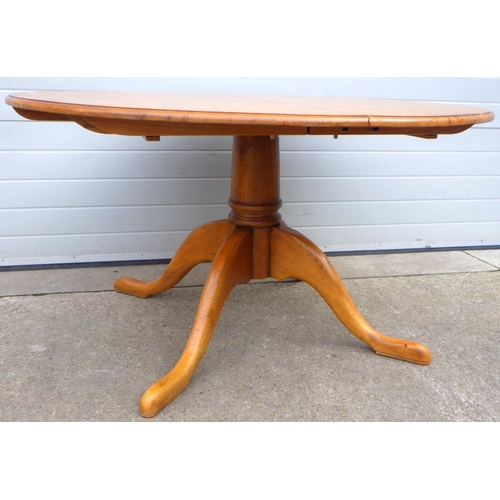 784 - A Batheaston oak extending single pedestal dining table, 137cm long, closed, with one leaf