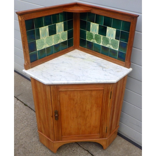 789 - A tile backed corner washstand with marble top