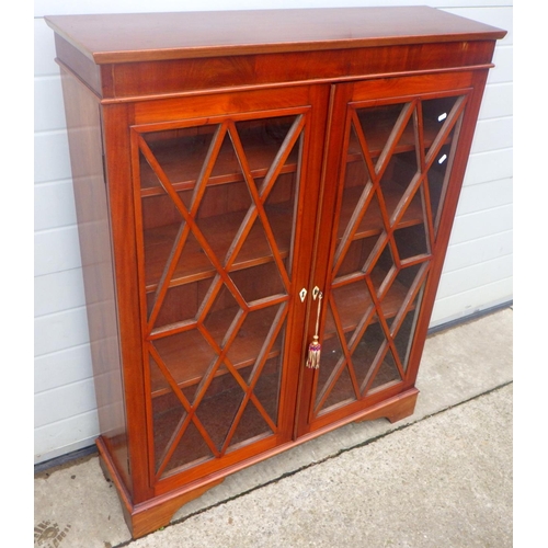 827 - A mahogany low bookcase with glazed doors, 100cm wide
