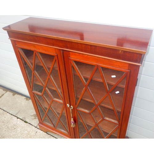 827 - A mahogany low bookcase with glazed doors, 100cm wide